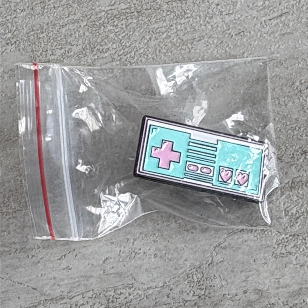 Retro Gaming Controller Enamel Pin - Picture 2 of 3